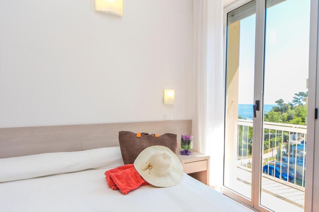 Hotel Adler Gabicce Mare Rum bild