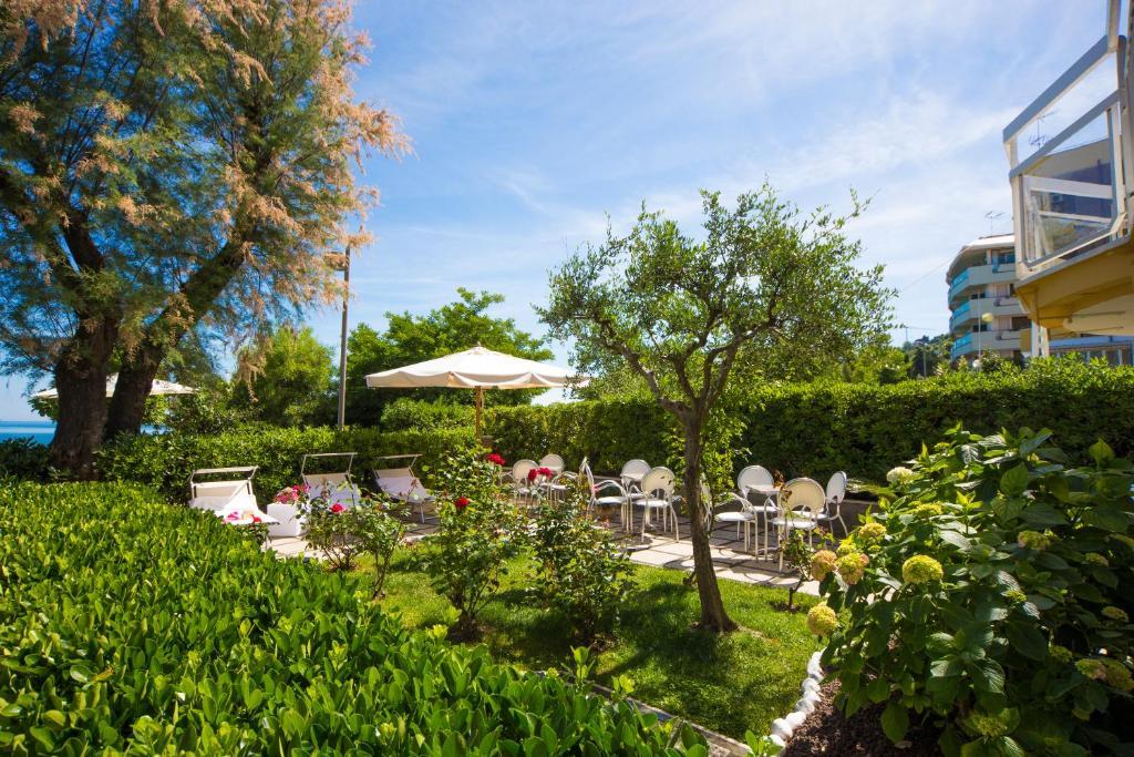 Hotel Adler Gabicce Mare Exteriör bild